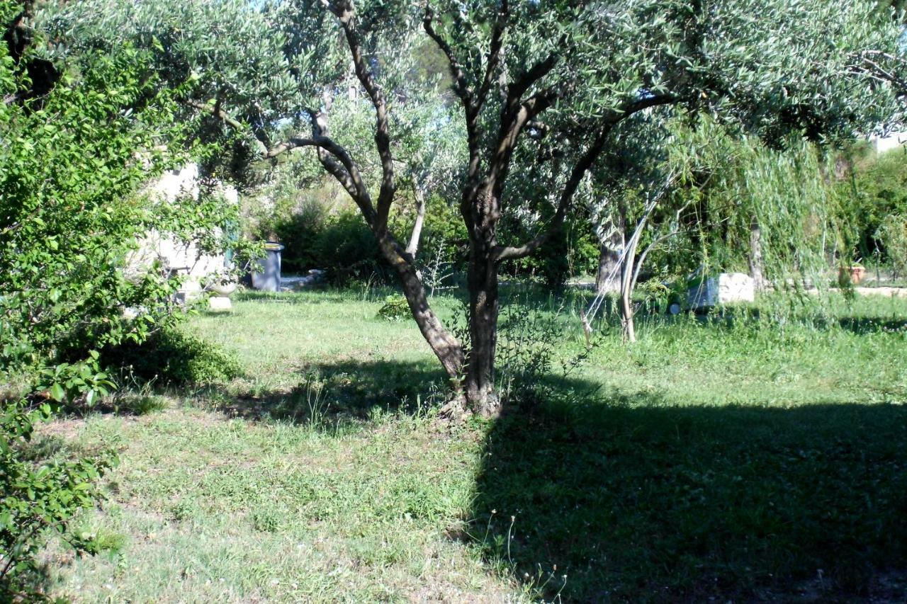 B&B Le Petit Frigouye Рошфор-дю-Гар Экстерьер фото